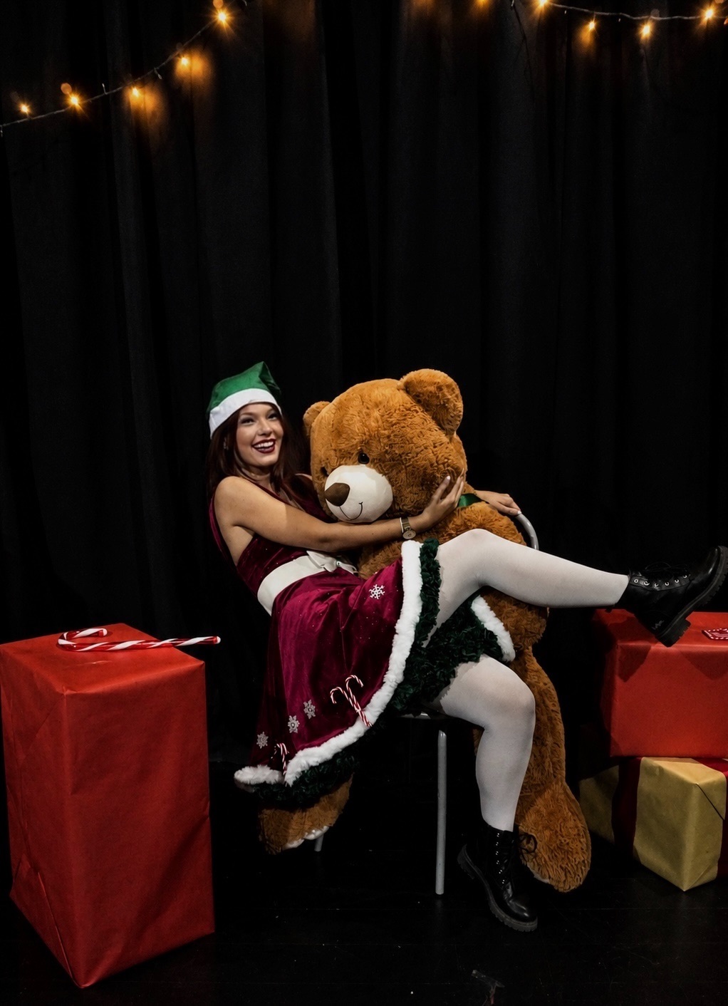Lutine posant avec un grand ours en peluche
